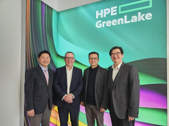 MWC 2023 현지 회의에 참석한 LG유플러스 이상헌(오른쪽부터) NW선행개발담당, 김대희 NW인프라기술그룹장, HPE 톰 크레이그 통신기술그룹사업부총괄사장, HPE 김태호 통신사업본부장이 기념사진을 찍고 있다. LG유플러스 제공